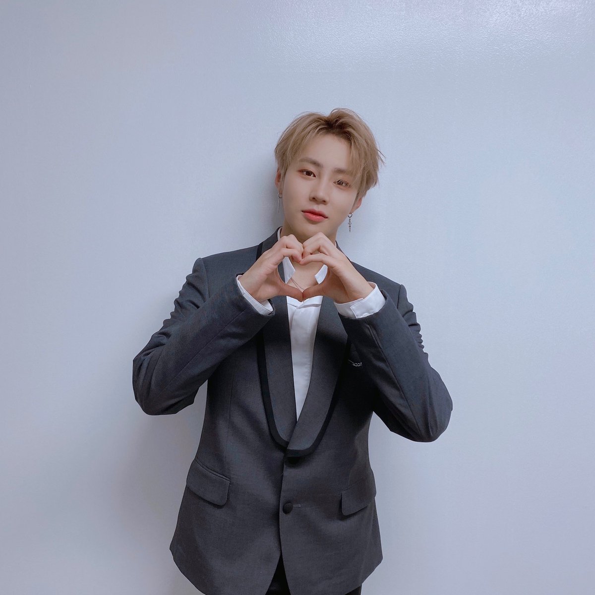 HSW_officialtwt's tweet photo. [☁]
⠀
구르미가 2020 소리바다 어워즈에서
‘신한류 보이스상’을 수상했습니다 🎉
⠀
구르미의 목소리를 사랑해주시는
전 세계 팬 여러분께 진심으로 감사드리고,
오늘 생중계와 현장에서 응원해주신
하늘 여러분 사랑합니다 💜💙💛
⠀
#하성운
#HASUNGWOON
#성운의_반짝이는별_하늘_수상축하해 https://t.co/QpFye4sC1n
