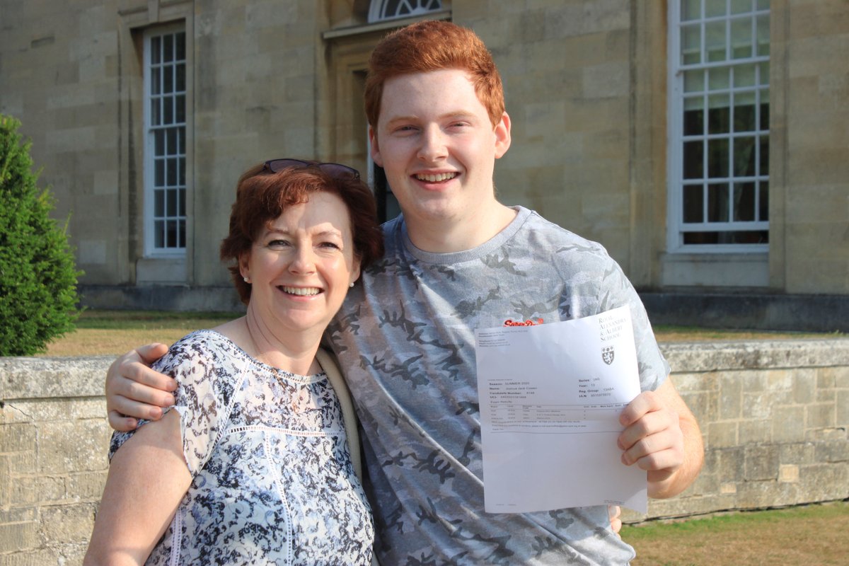 More photos of happy students who collected their A Level results today.  

Read more here
raa-school.co.uk/press_release.…
