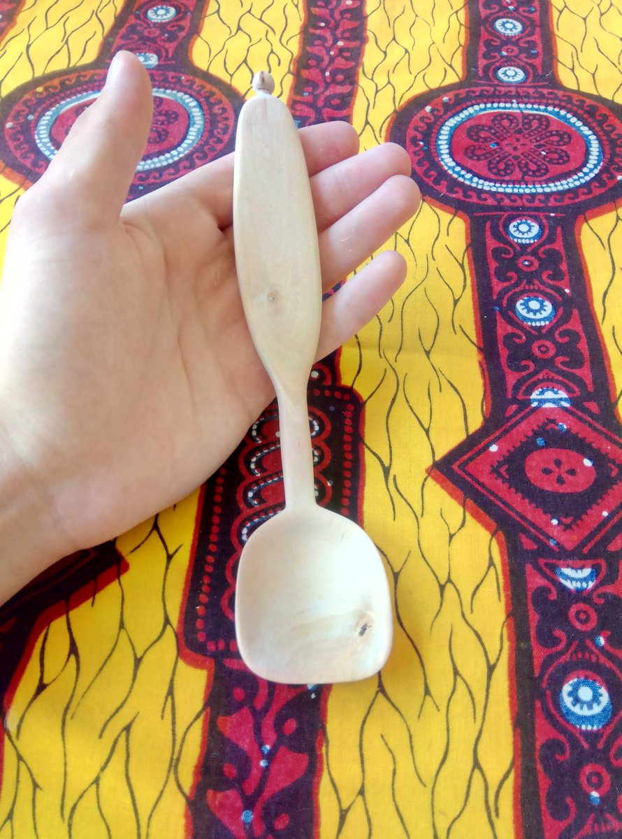 Then I grab my hook knife and start to hollow out my bowl. After this I wrap the spoon in a piece of cloth and let it dry for a day or two, makes it easier to sand and fine carve becuase green wood is very stringy when its wet. My sandpaper grits80,120,180,240,320,400,800,1200