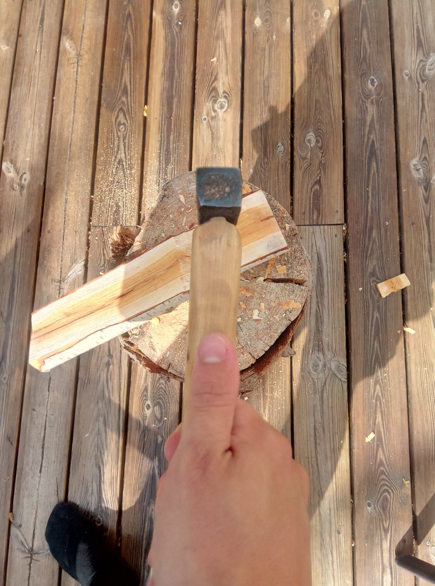 Remember to not hold your thumb on your axe while chopping. Hold your hand like I do in the first picture, will be less harmful for your wrist and will be better cuts.