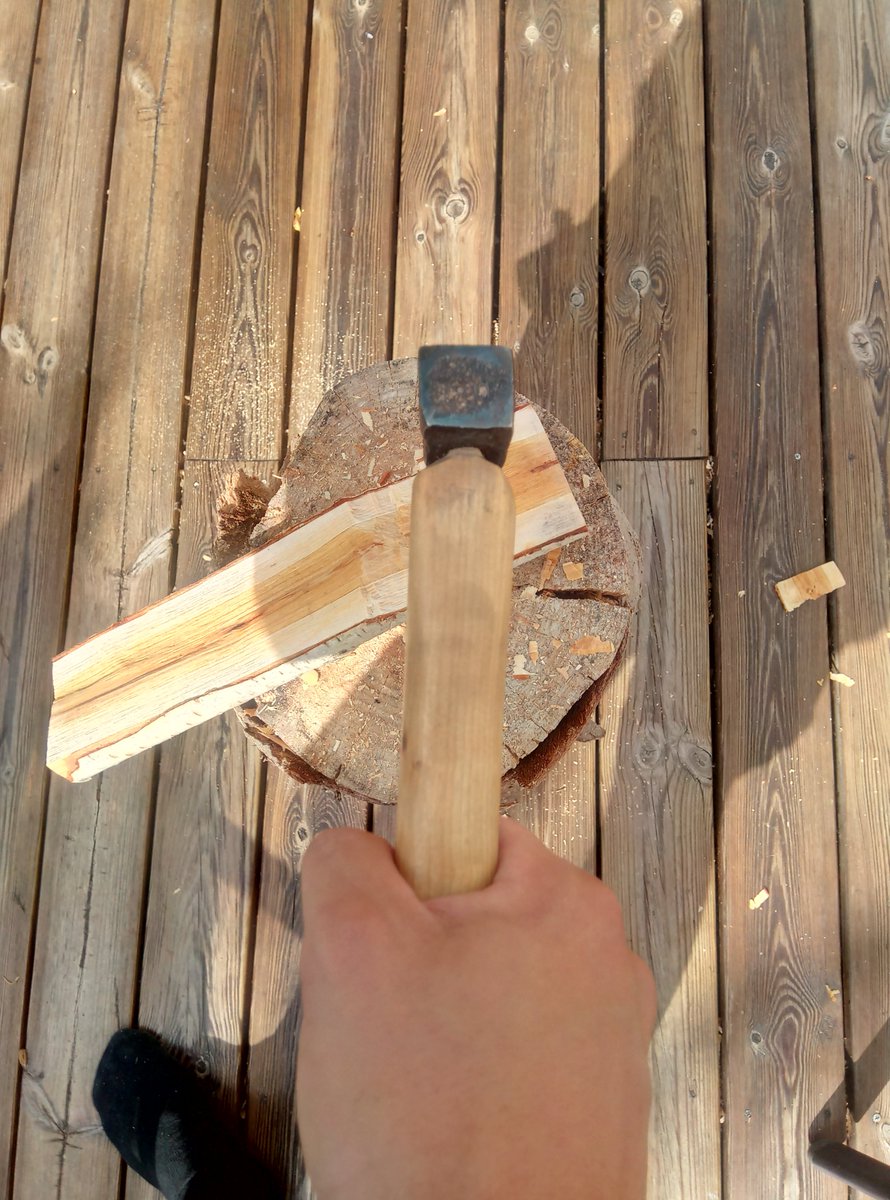 Remember to not hold your thumb on your axe while chopping. Hold your hand like I do in the first picture, will be less harmful for your wrist and will be better cuts.