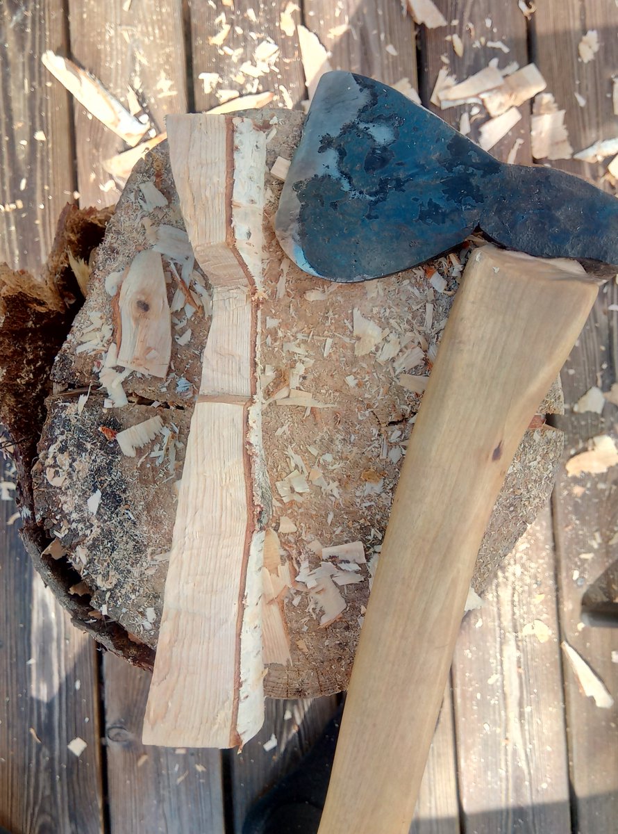 When I have cut down to the lines with my axe I proceed to remove material on the back of the spoon. After that I take out my carving knife and form it untill im happy with the shape.