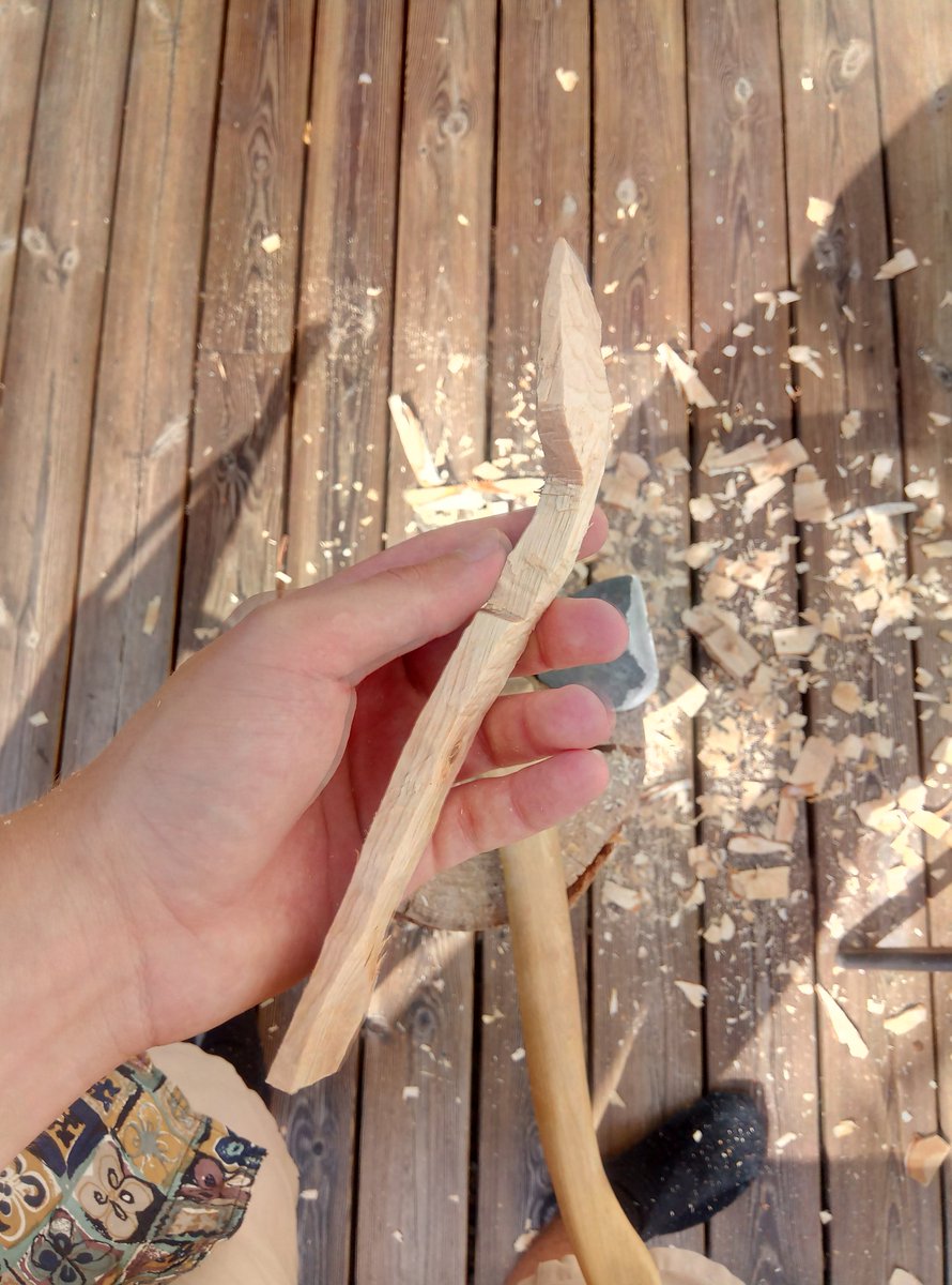 When I have cut down to the lines with my axe I proceed to remove material on the back of the spoon. After that I take out my carving knife and form it untill im happy with the shape.