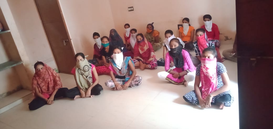 GLO_Sabarkantha's tweet photo. મહિલા સશક્તિકરણ પખવા���િયું ૨૦૨૦ ની ઉજવણી અન્વયે જિલ્લામાં વિવિધ સંસ્થાઓ ખાતે શ્રમજીવી મહિલા દિવસ નિમિત્તે વંદે ગુજરાત ચેનલ તથા સોશીયલ મિડીયા પર શ્રમજીવી મહિલાઓના સથવારે  કાર્યક્રમનુ જીવંત પ્રસારણ નિહાળવા વ્યવસ્થા કરવામાં આવેલ.
@dir_labourGuj
@CollectorSK 
@sabarkanthadp https://t.co/e6IVWZW5Mx