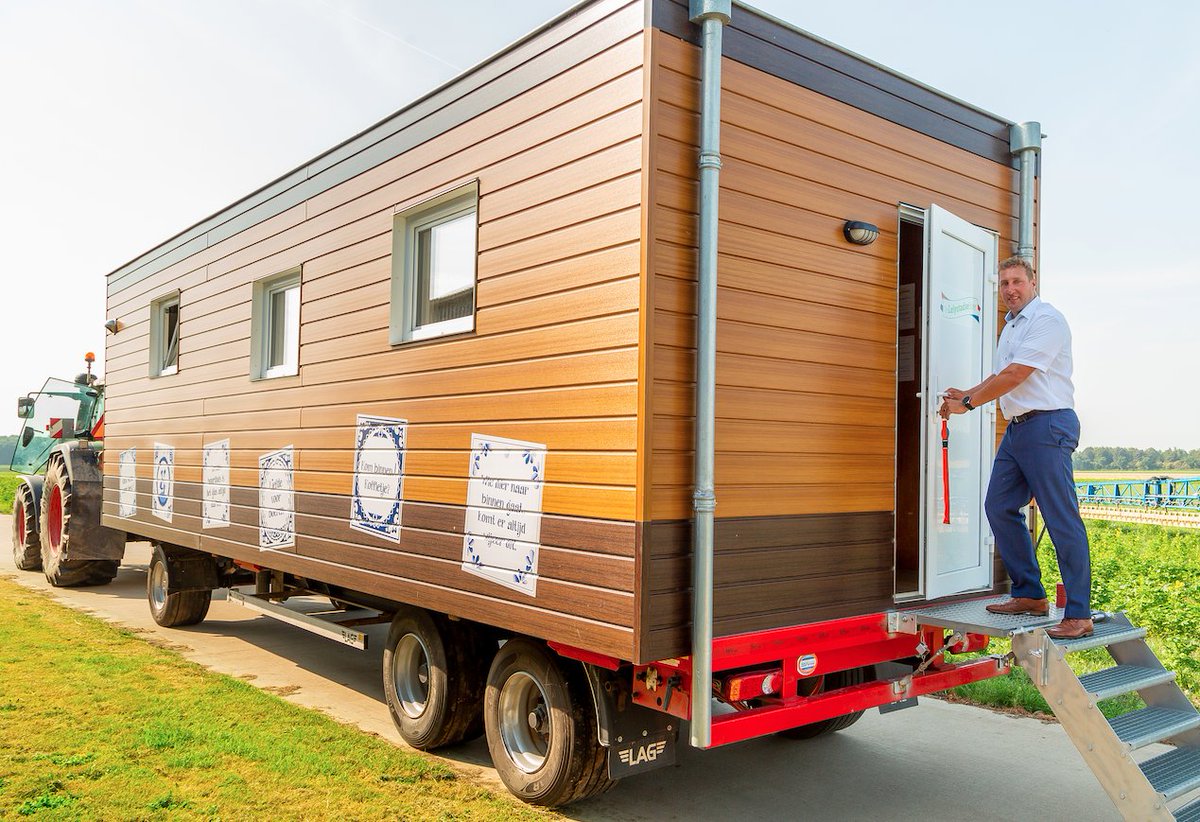 Vandaag opende gedeputeerde <a href="/HaroldHofstra/">Harold Hofstra</a> ons nieuwe buurthuis. Een gevaarte op wielen waarmee we ons verhaal de stad in gaan brengen. Lees er hier meer over: bit.ly/33R1mWu