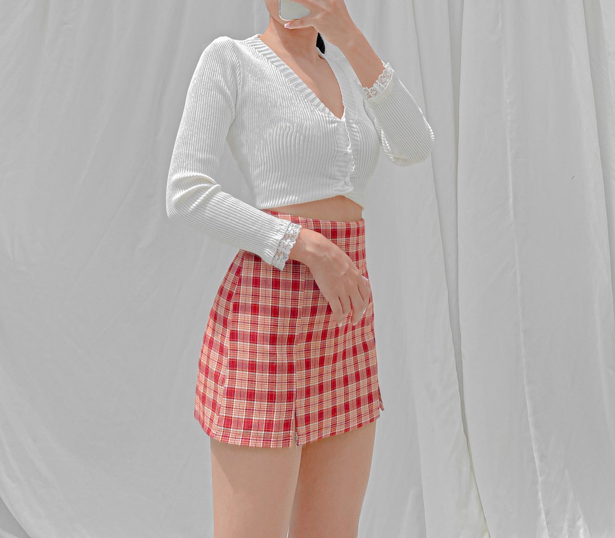 chams_girl's tweet image. คือเราใส่ชุดนี้ไปสยามแล้วเพื่อนกรี๊ดกันหนักมากบอกชุดน่ารัก สีกระโปรงก็เด่นมาก5555 ทั้งชุดนี้ราคา 317 บาทเราสั่งจากร้าน wantzshop  เสื้อครอปแขนยาวแต่งระบายลูกไม้ ผ้ายืดๆนิ่มๆ ราคา 129 บาท กระโปรงลายสก๊อตผ้าดี ไม่บาง มีซับให้ด้วยราคา 188 บาท แบบถูกมากก #ไว้รีวิวห้ามขายของโว้ยย