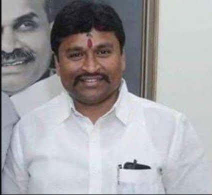 Phanindra_vja's tweet image. #KindGesture: #Endowments #Minister @VelampalliSR appeals @YSRCParty leaders and followers not to conduct his #birthday celebrations on #August 15. Instead, he requested them to help #COVID19 affected families and #poor. 
@NewIndianXpress
@xpressandhra
@Kalyan_TNIE