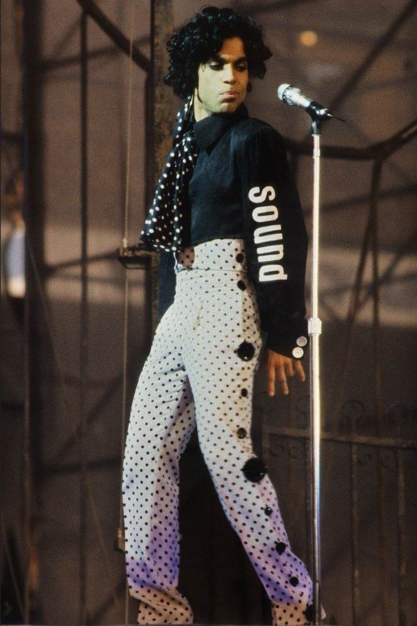 Prince’s love for text & clothing began in 1987. Head of  @PaisleyPark wardrobe dept Helen Hiatt recalled Prince’s last minute request for writing on his outfit 1 hour before he was due on stage for 1st night of Lovesexy tour. The clear, bold text proved to work well onstage.