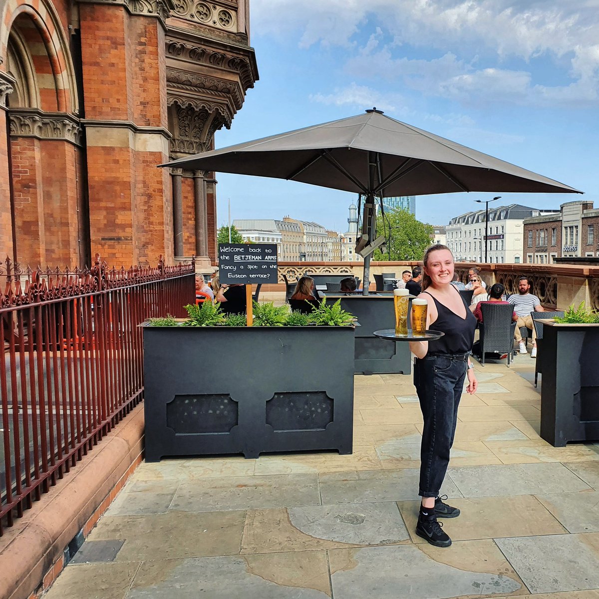 TheBetjemanArms's tweet photo. Word on the street is it's raining cats and dogs later 🐈🐶

Swing by the 𝐄𝐔𝐒𝐓𝐎𝐍 𝐓𝐄𝐑𝐑𝐀𝐂𝐄 pronto to catch some rays and quench your thirst 🕶🍻
.
.
.
#Heatwave #ThirstyThursday #BeatTheHeat #MakeSummerSpecial #CommunityOnTap @YoungsPubs @StPancrasInt https://t.co/9rCX4dxqs0