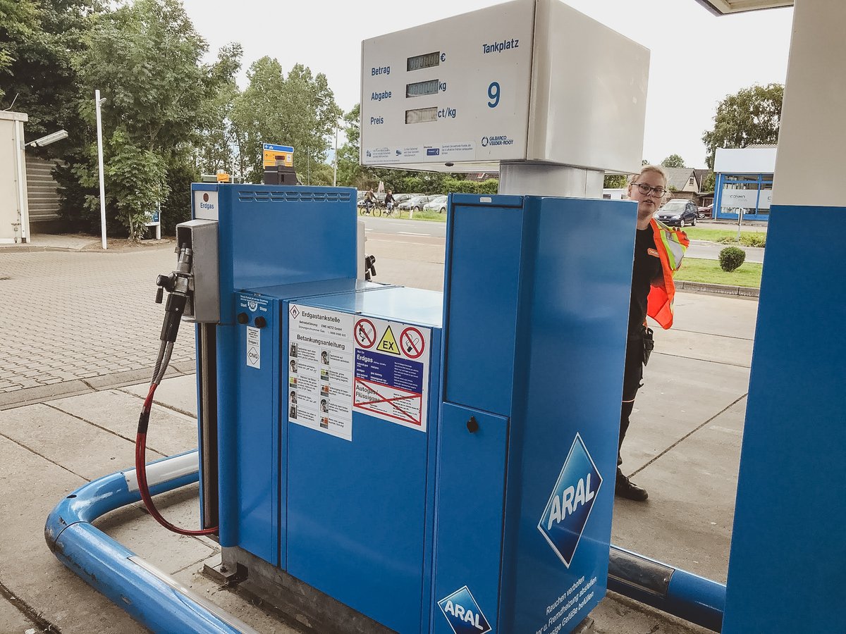 ogcleanfuels's tweet photo. Vorher und nachher ➡️

Unsere CNG-Tankstellen in Aurich, Wittmund, Jever, Sande, Varel und Zetel strahlen nun in den Farben Orange, Gelb und Grün.

Das zeigt sofort: Hier gibt's jetzt regeneratives Bio-CNG von OrangeGas!

Bis bald.
#liebermitCNG #CNG https://t.co/vFDJgT3oa0