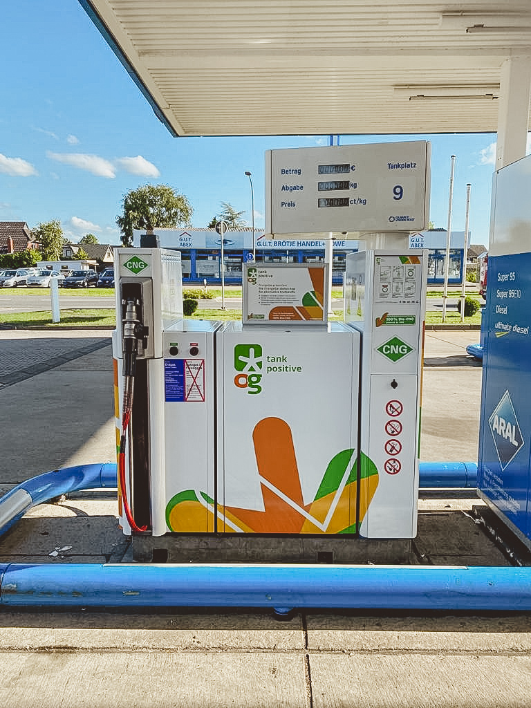 ogcleanfuels's tweet photo. Vorher und nachher ➡️

Unsere CNG-Tankstellen in Aurich, Wittmund, Jever, Sande, Varel und Zetel strahlen nun in den Farben Orange, Gelb und Grün.

Das zeigt sofort: Hier gibt's jetzt regeneratives Bio-CNG von OrangeGas!

Bis bald.
#liebermitCNG #CNG https://t.co/vFDJgT3oa0