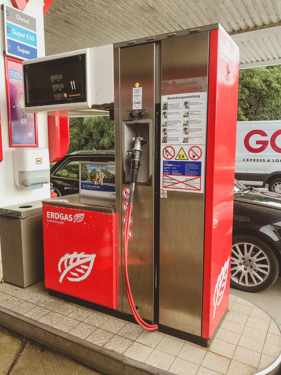ogcleanfuels's tweet photo. Vorher und nachher ➡️

Unsere CNG-Tankstellen in Aurich, Wittmund, Jever, Sande, Varel und Zetel strahlen nun in den Farben Orange, Gelb und Grün.

Das zeigt sofort: Hier gibt's jetzt regeneratives Bio-CNG von OrangeGas!

Bis bald.
#liebermitCNG #CNG https://t.co/vFDJgT3oa0