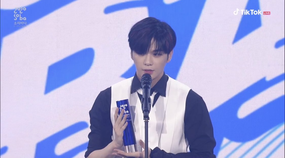 momo_chan85's tweet photo. Omg Daniel won three awards including a Daesang, you deserve them all you beautiful man!! 😭😭💗💗💗💗

  #강다니엘 #kangdaniel  #Danity #soribada2020 @konnect_danielk https://t.co/QoWS6z6LFw