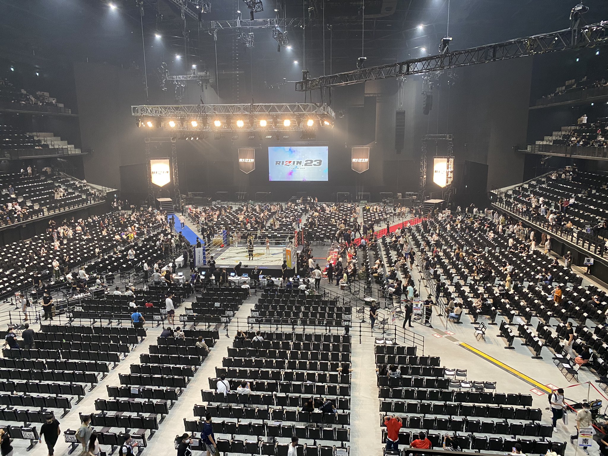 まさおみさん 初めて総合格闘技 Rizin23 を観に行きました ぴあアリーナの座席はかなり良かった 座席位置ではなく 座席自体 が 空間は正方形にした東京ドームシティホールみたいな感じ T Co Wx4oeeca30 Twitter