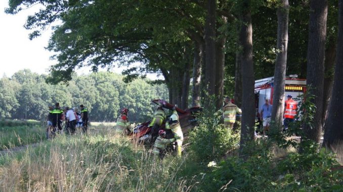 Politie zoekt vrachtwagenchauffeur die kort voor aanrijding in Lettele auto tegemoet kwam .