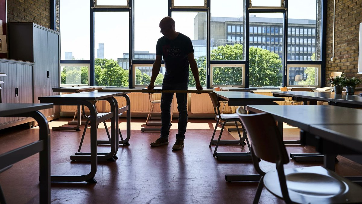 NHNieuws's tweet image. Grote onzekerheid bij scholen over heropening: "1.800 leerlingen, maar geen raam kan open" 
nhnieuws.nl/nieuws/271310/…