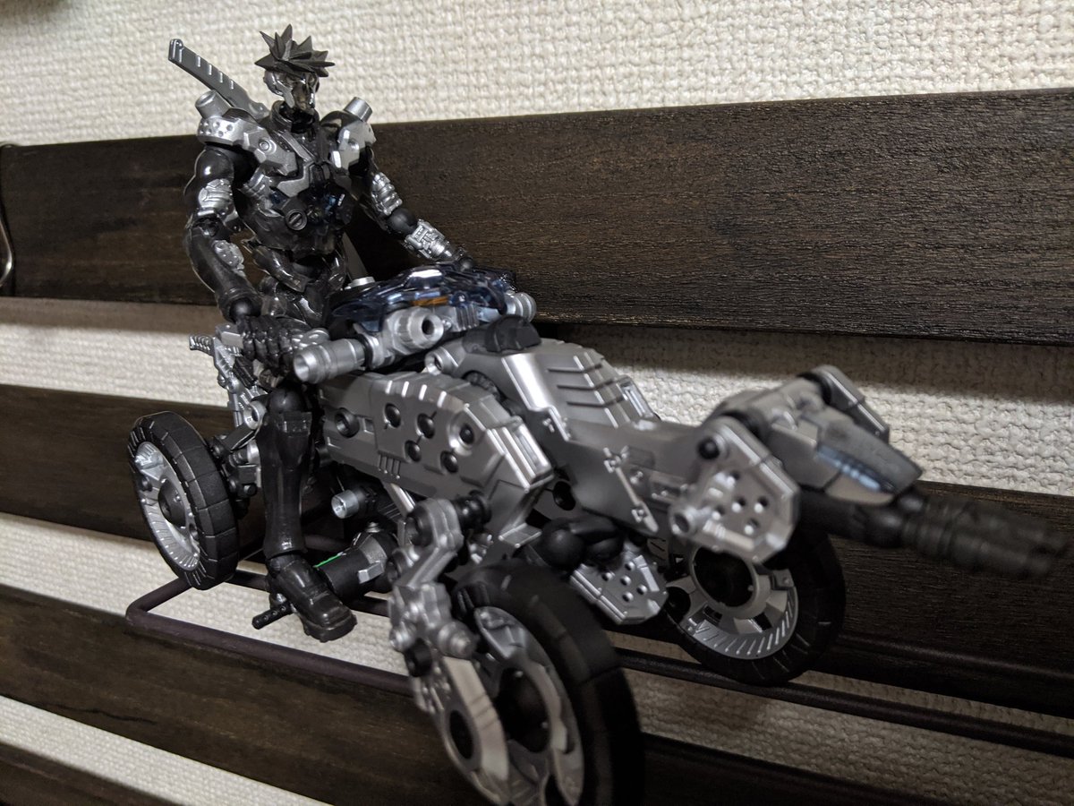 Assemblegicko バギースタイルな4輪バイク あんまり戦闘用じゃない感じ いちお 護身用にショットガン2丁をサドル裏に装備 アッセンブルボーグ