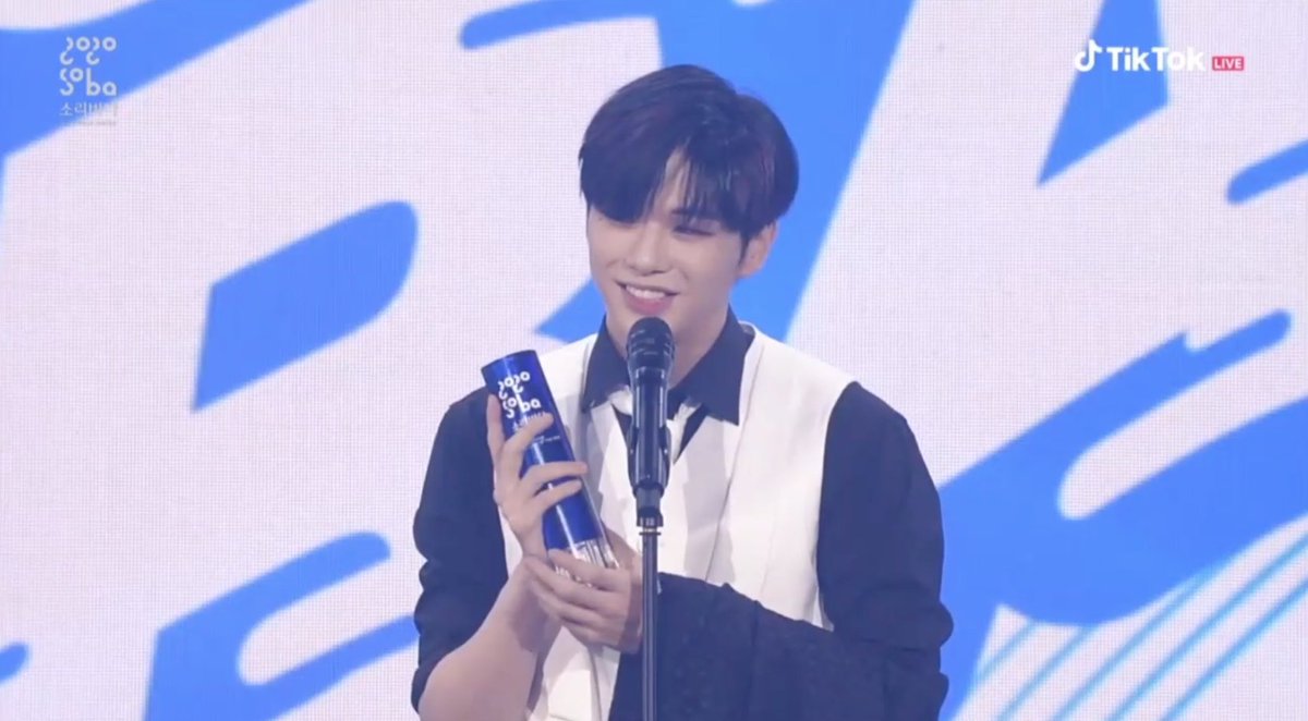 DIEUDANIEL_DAUM's tweet photo. 강다니엘 2020 소리바다 어워즈
3관왕 축하합니다🎉
👑본상 👑찐팬상 👑스테이지상

다니엘이 있어 다니티는 행복하고
언제나 함께합니다.

#다니엘_소바3관왕_축하해
#OurPride_SoribaDanielK https://t.co/ZtdJg1jORS