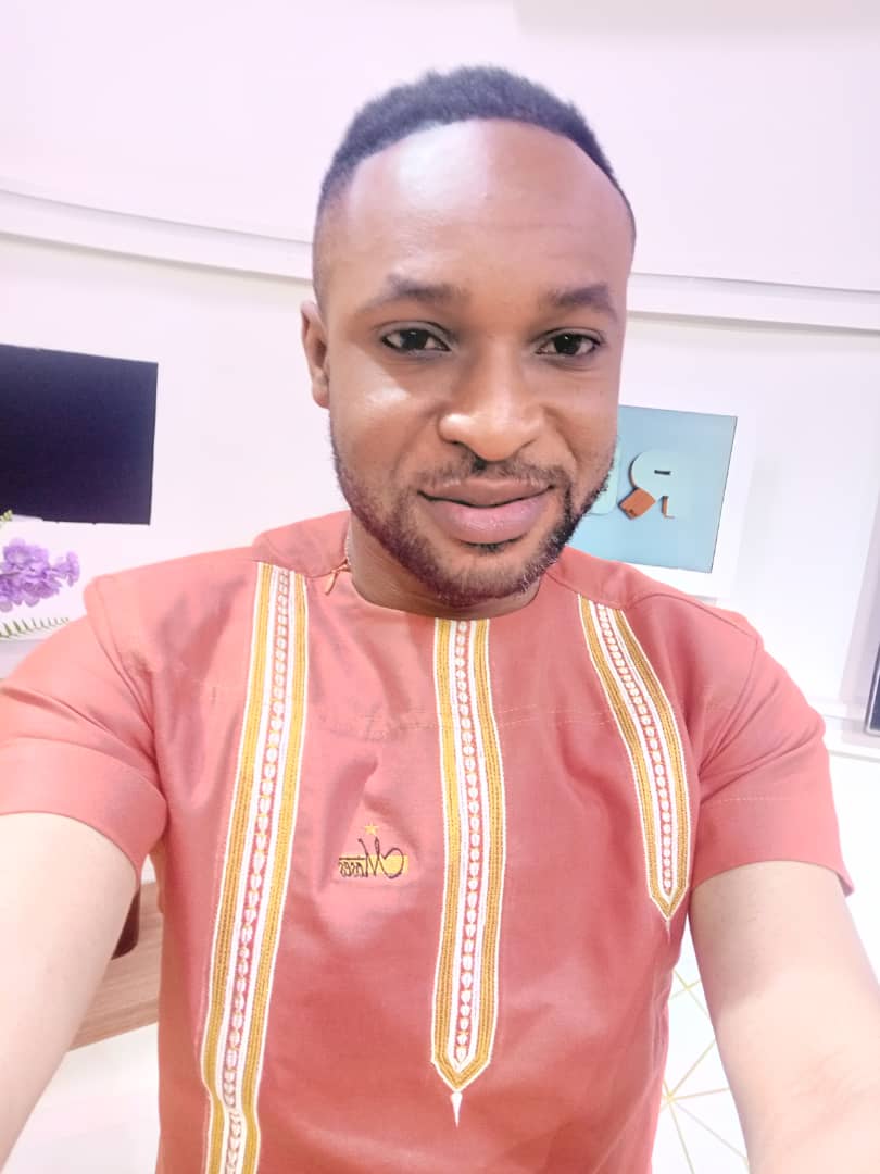 MosesByStyle's tweet photo. Une tenue "Chic été" by Moses By Style
Porté par Franck Olivier Kouadio, animateur dans la matinale Vacances sur la RTI 1
Pour découvrir les merveilles de L'Artiste
RDV du Lundi au Vendredi de 07h à 08h sur la RTI 1
#MosesByStyle #vingtAns #DeCarrière
#MatinaleVacance #RTI1 https://t.co/lpePVCpDlU