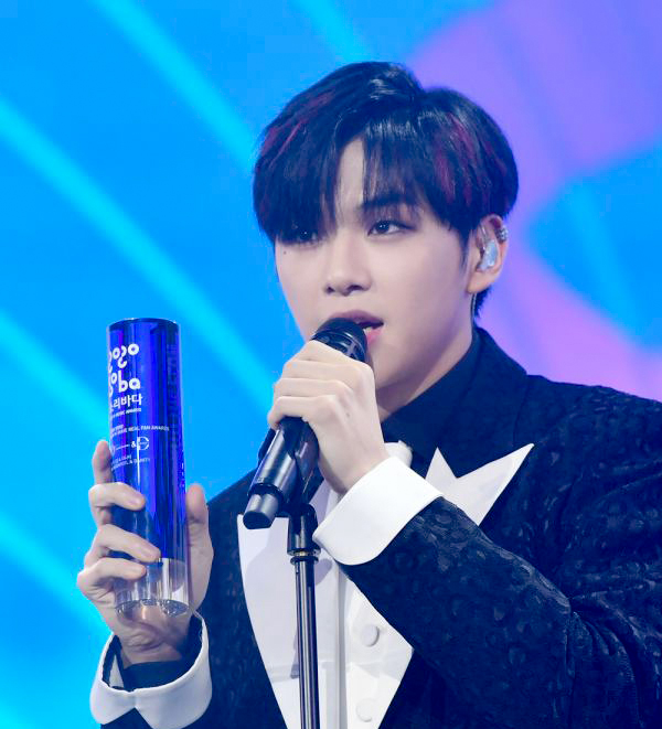 kangdaniel_com's tweet photo. #강다니엘 2020 소리바다 어워즈 3관왕 축하해!!🥳
Congrats to #KANGDANIEL for winning Triple Crowns at 2020 Soribada Awards!

🏆본상 Bonsang
🏆찐팬상 K-Wave Real Fan Award
🏆올해의 스테이지상 Stage of The Year

#OurPride_SoribaDanielK
#다니엘_소바3관왕_축하해
@konnect_danielk https://t.co/oW976CLkSr
