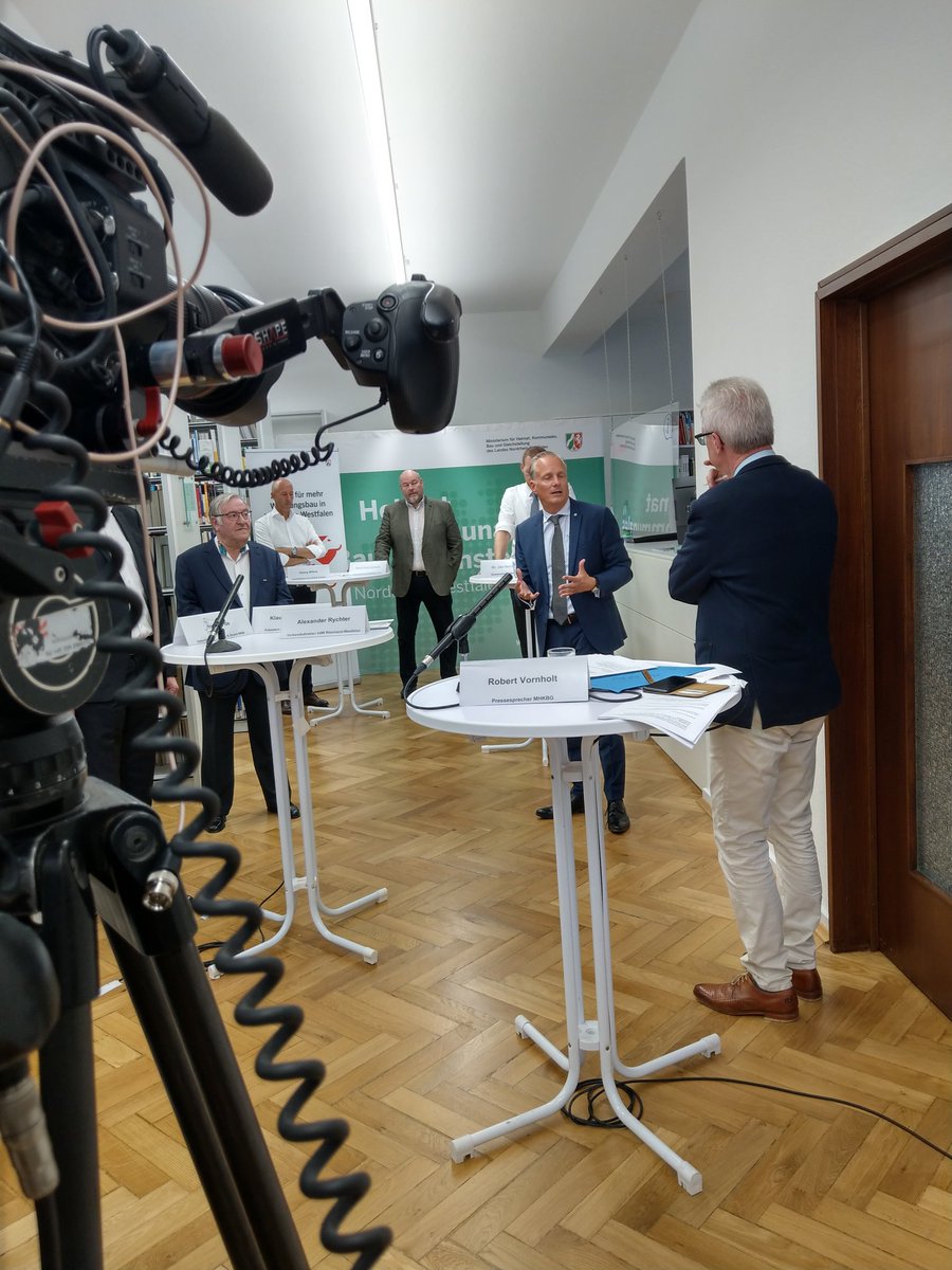 VdWRW's tweet photo. Wohnungsbestände klima- und generationengerecht gestalten und das bezahlbar für alle Menschen! Der #VdW in der Diskussionsrunde #NaDuAltesHaus live im Stream aus dem #MHKBGNRW zur digitalen #polisconvention
#pCon2020 #digital #vdwrw #mhkbgnrw #ModOff #AllianzfürmehrWohnungsbau https://t.co/PT77nlSJ56