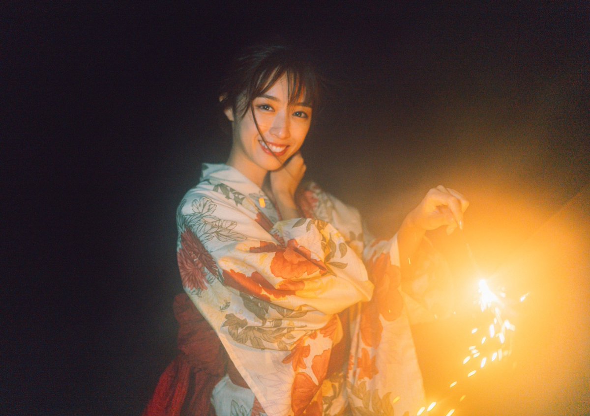 _nanami_yoda's tweet photo. 夏の日が暮れるくらいから真っ暗な夜にかけての時間って毎年なんだか懐かしい気持ちになります🎐

夏は暑いけど、その懐かしい雰囲気が大好きなんだよなあ☺️💓

今日も #ぽちっとななみん してもらえると嬉しいです🍉

インスタにも写真載せています！
https://t.co/38wbl0yc90 https://t.co/5RMy4VYXMc
