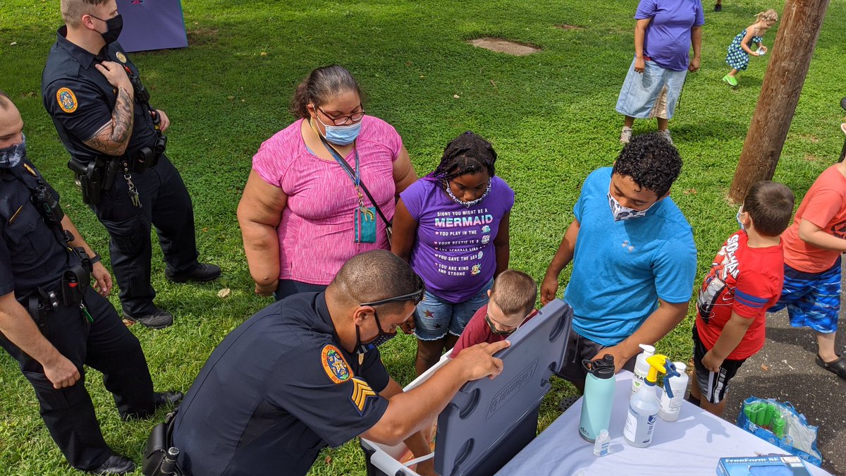 LVwithLove's tweet image. Kids learning CPR from @BethlehemHealth and spending some time with @BethlehemPolice at Elmwood Park today.