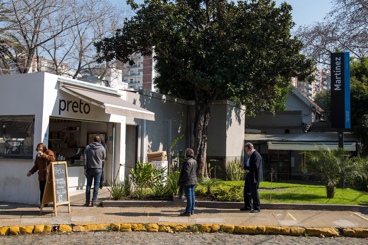 SanIsidroGob's tweet photo. TAKE AWAY PLUS: podés sentarte en bancos de bares, cafés o restaurantes al aire libre. No habrá mesas ni venta de alcohol. Es una manera, como el autocine, para que salgas y disfrutes con normas de bioseguridad que no rompen la cuarentena.
https://t.co/qph4bNezJ9 https://t.co/KJzHUXrKSN
