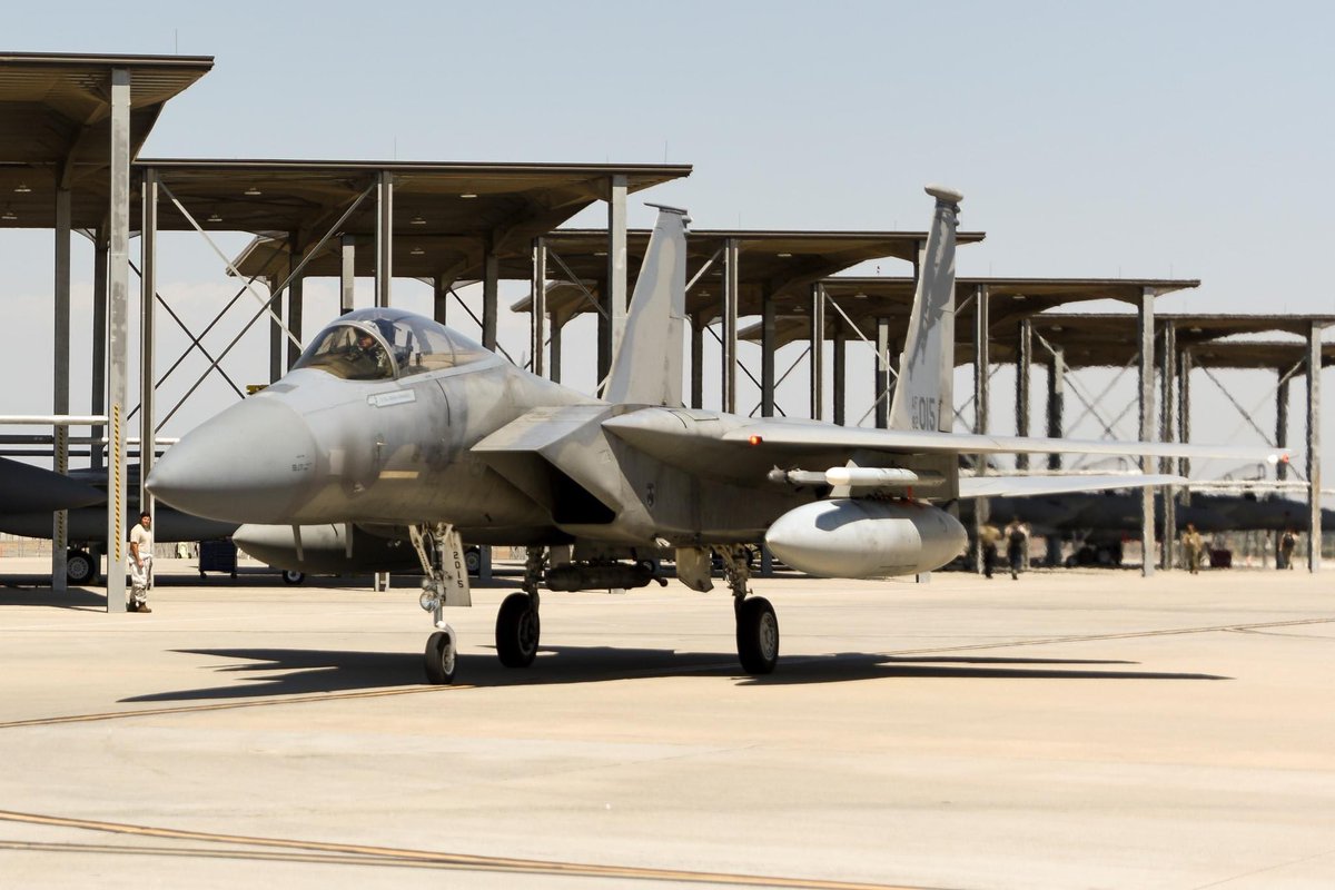 144thFW's tweet photo. Maj. Christopher Lacroix, 144th Fighter Wing pilot, earned 1000 flying hours in the F-15 at the Fresno Air Nationa Guard Base, Aug. 7, 2020. Lacroix's wife and their three children were able to visit him on the flight line to celebrate!

#F15 #Join144FW
@CalGuard @AirNatlGuard https://t.co/EEyVfnruXb