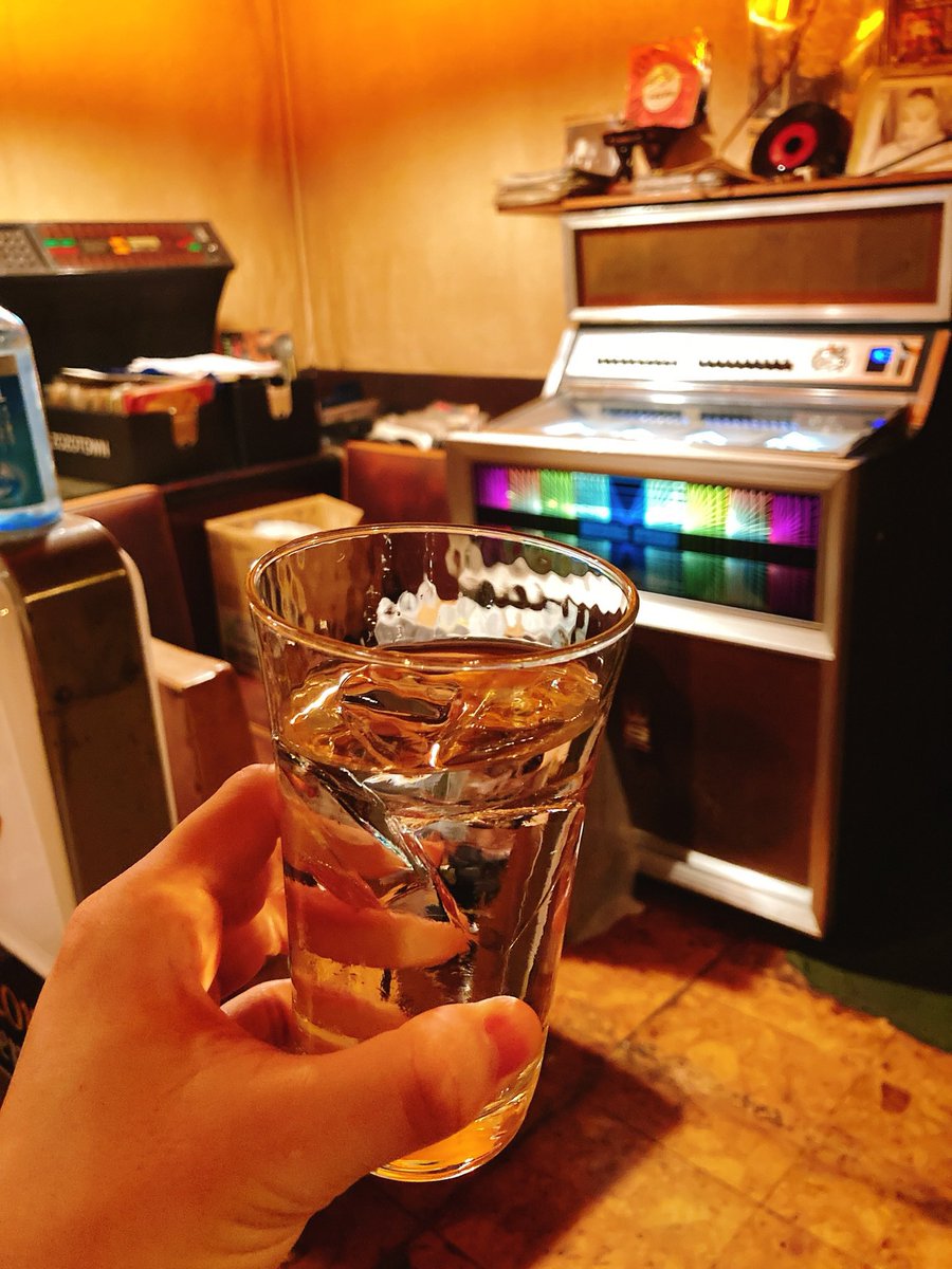 くちぶえ村の村長 過剰接待 笑 の店 スナック フラミンゴ にて 国分寺唯一のアナログレコードジュークボックスを堪能できる店です 控えめに言って最高 E