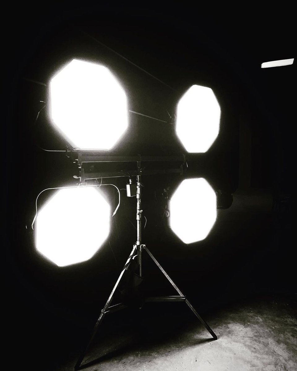 chromaqlighting's tweet photo. Smooth, soft output 👌
The Space Force is natively single source, removing the need for skirts of silks to diffuse the light.

Photo credit: Black Bear Studios

#ChromaQ #SpaceForce #studio #studiolighting #setlighting #softlight #spacelight #broadcast #cinematography #lighting https://t.co/DHEHqmBErW