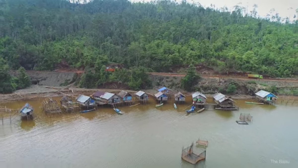 Dandhy_Laksono's tweet photo. Sekali lagi, tak ada hubungan antara mempermudah investasi dan lapangan kerja. Jangan terkecoh dengan nama RUU Cipta Kerja.

Sawah yang dibiarkan tetap sawah, juga menyerap tenaga kerja. Hutan juga sama. Laut yang dibiarkan malah lebih banyak yang bisa hidup, daripada yang rusak. https://t.co/XXTuyusxHJ