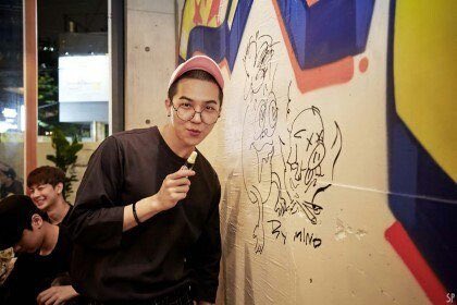 While Mino is a pro in drawing, Tay can do it too. He's not as serious as Mino in that but he sure can do a quick sketch.