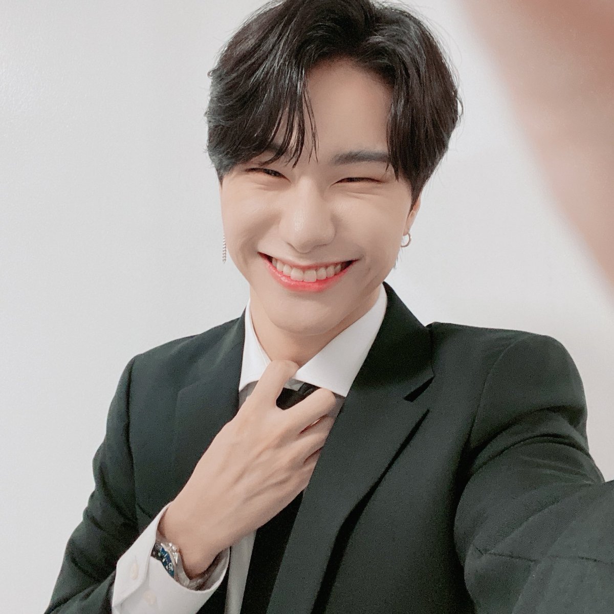 victonistas's tweet photo. Seungsik en fc dijo que estaba muy nervioso, además creyó que no daría bien su discurso de agradecimiento. Pero él realmente lo hizo increíble, sigamos apoyándolo junto a VICTON para ver más sonrisas como estas
#SORIBADA2020_VICTON
#빅톤_소바본상_축하해 #VICTON
#빅톤 @VICTON1109 https://t.co/A0kFH7pF7z