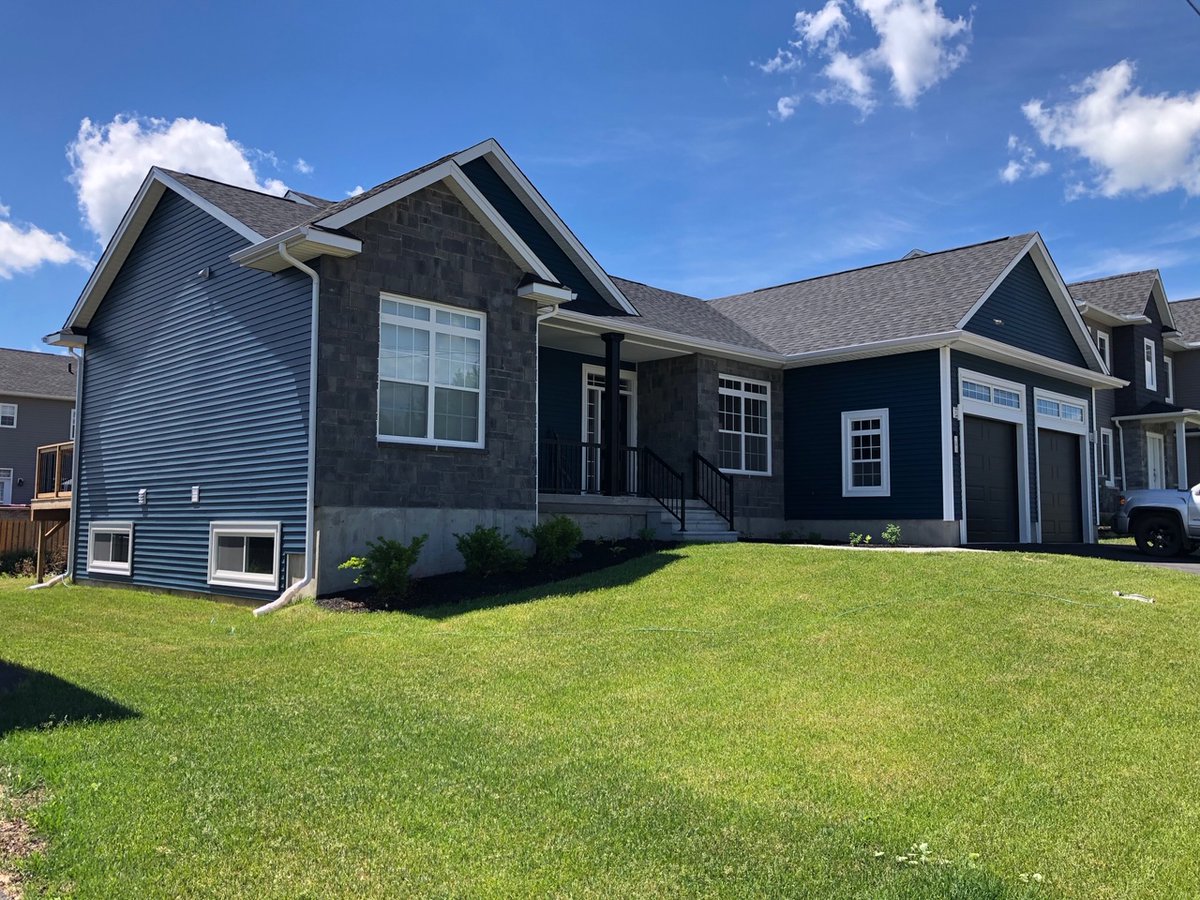 Kaycan74's tweet photo. Are you looking for a blue that will grab attention from passersby? Urban Blue #vinylsiding from our #VeronaCollection is the obvious choice. Illuminate your home with extraordinary color! #BlueSiding #HomeInspiration https://t.co/zLXDZZWUww