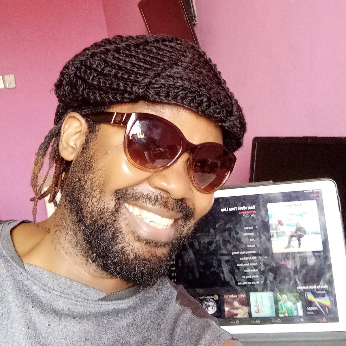 ivisions07's tweet photo. Like religious spend time reading their books, I spend most time listening to the musicians that inspire me the most and my heart is at peace. I hope I am not the only one finding pleasure and serenity doing this. 🙏🏾 #musiclistening #kevineubanks #musicheroes #constantboty https://t.co/bDe6DqOYXn