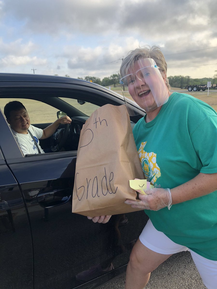 dr_mina2's tweet photo. Dropped in on Our elementary supply pickup this morning. So many smiles and such a welcoming staff! #FSHLimitlessLearning @DrJCerna @DrGbates https://t.co/YQcmDB6Mpb