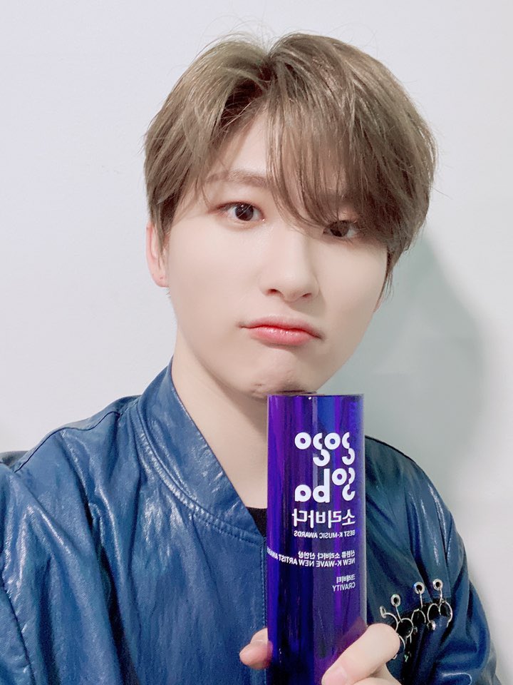 CRAVITY_twt's tweet photo. 러비티가 있어서 소중한 오늘이 있을 수 있었고 소중한 상을 받을 수 있었어요 !
그 어떤 것보다 더 소중한 러비티 너무 고마워요 앞으로 더 멋있는 모습으로 보답할께요 사랑해요 😭😭😭

#소리바다 #신인상 #크래비티 #러비티 #영원히 #함께해 #우빈 https://t.co/g9uSudEXa2