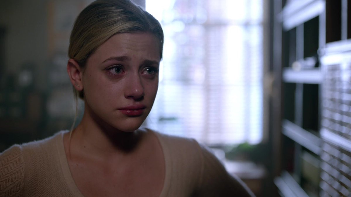 2x05Betty doesn't trust anyone the way she trusts Archie, not even her own boyfriend.