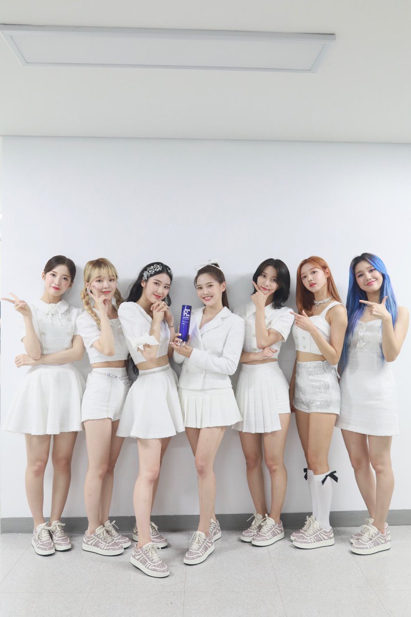 OHMYGIRL_offcl's tweet photo. [#OhTimes] 2020 SORIBADA BEST K-MUSIC AWARDS 📸

본상을 수상한 오마이걸 축하합니다🎉

#오마이걸 #OHMYGIRL #OMG https://t.co/heVptao0gi