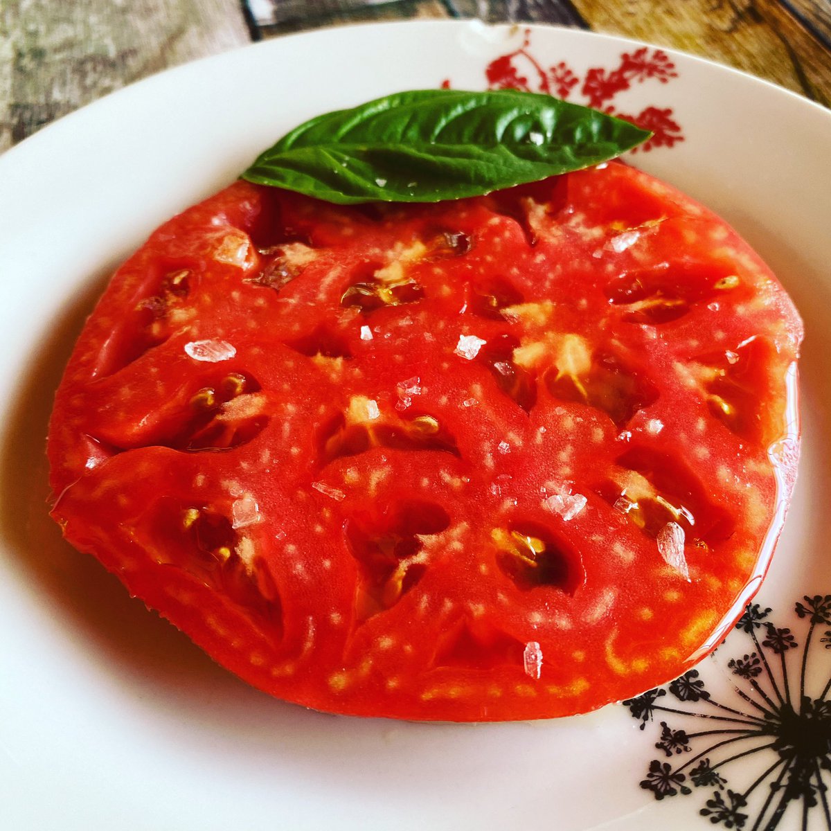 RozalenMusic's tweet photo. Un filetazo de tomate recién cogido de tu huerto. Hoja de albahaca de la planta que riegas. Una gotica de aceite de oliva de tu tierra. Oro líquido. Sal en escama...
El mayor privilegio de este extraño verano... https://t.co/x8QbWA6SH7