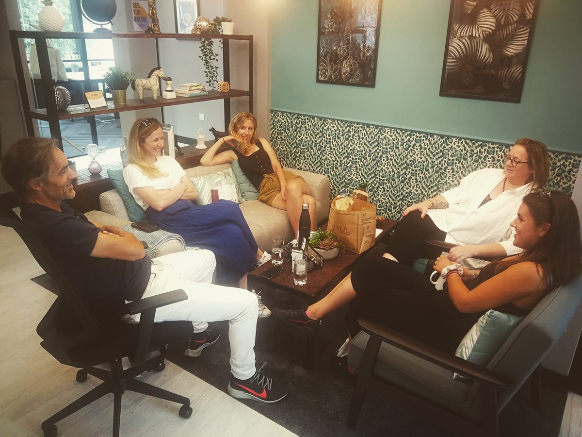 RazorResearch's tweet image. Reunited at our new #RazorHQ! We do love a natter over lunch. #RazorResearch #RazorMunch #MarketResearch #MRX