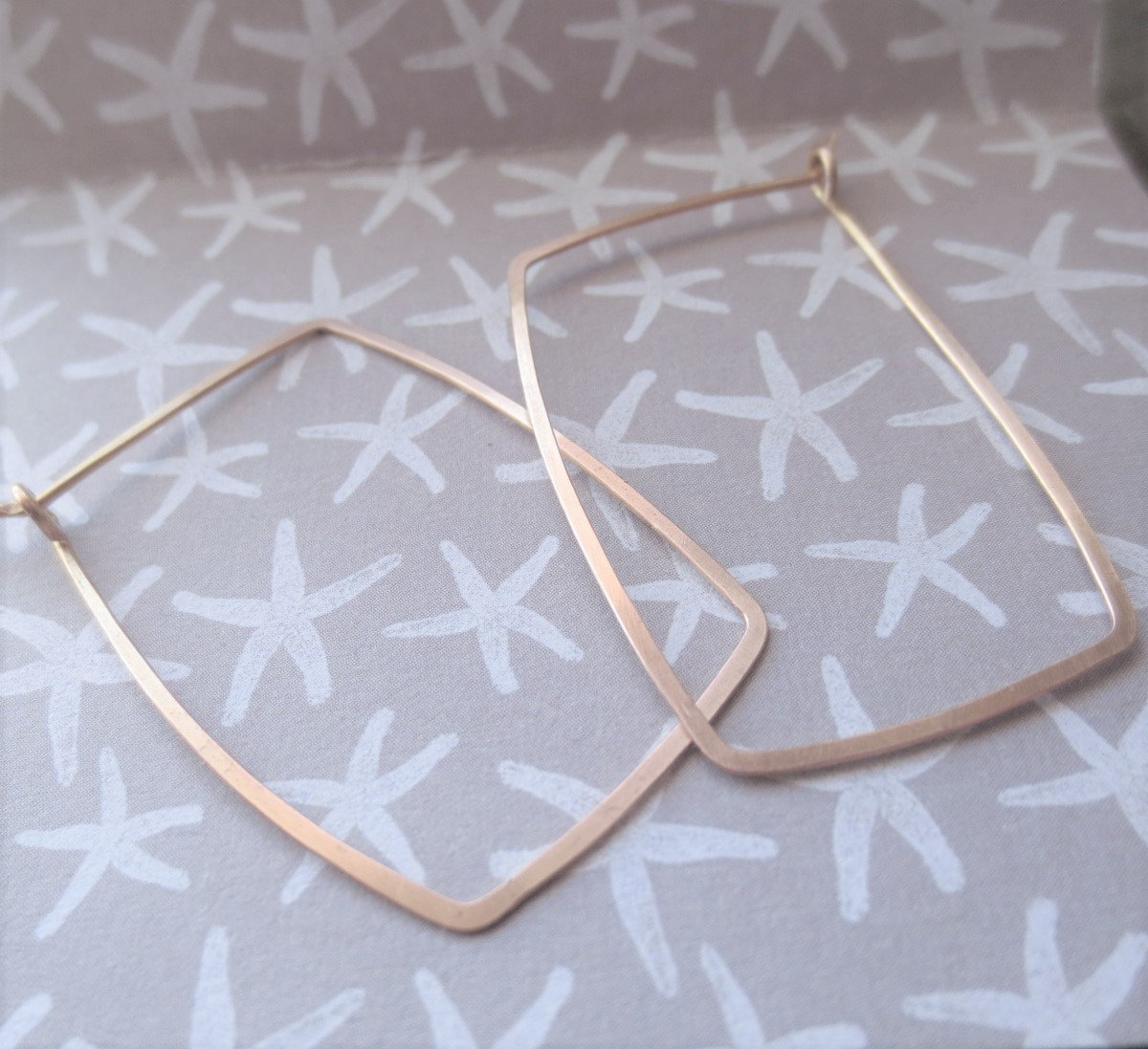 Excited to share the latest addition to my #etsy shop: Rectangle Hoop Earrings//Geometric Hoops//Modern Hoop Earrings etsy.me/33UzzEq #birthday #thanksgiving #rectangle #no #rectanglehoops #geomterichoops #trendyearrings #hammeredhoops #modernhoops