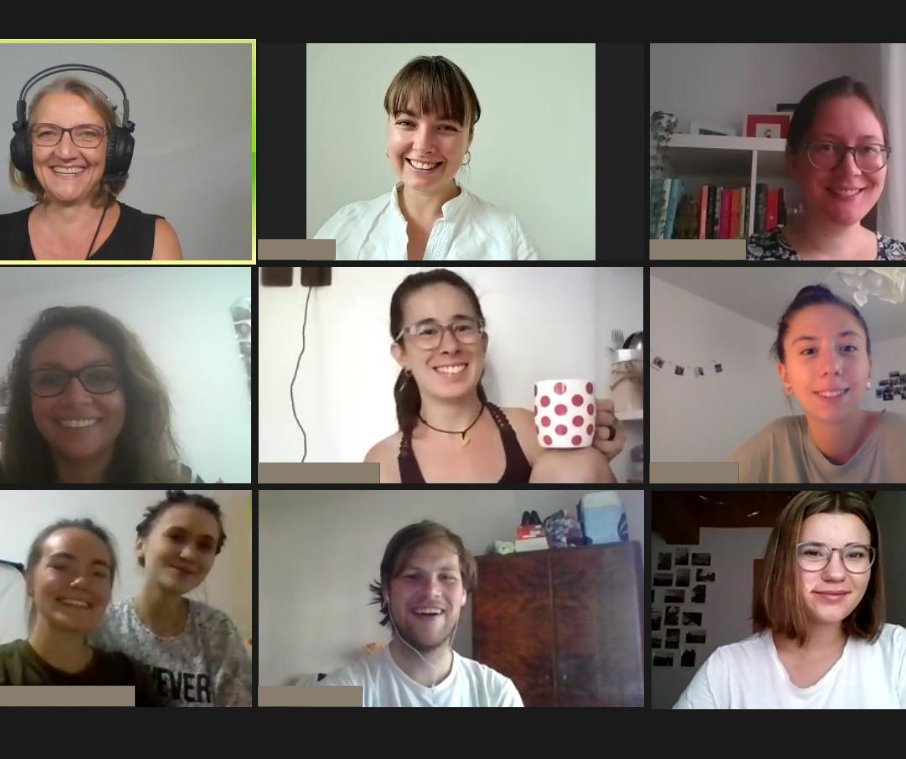 Mind_Netz's tweet photo. Vor die Kameras... fertig... los🤩 Noch bereiten sich unsere Mind_Netz-Reporterinnen und Reporter fleißig im Online-Workshop vor👩💻👨💻, ab Montag nehmen sie euch 5 Wochen lang mit zu den deutschen Minderheiten in ihrer Heimat. https://t.co/tbjTpSdzjF
