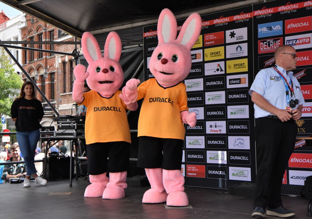Partner in de kijker!
Of beter: onze hoofdsponsor van Dwars door het Hageland in de kijker.
Trots dat we <a href="/Duracell/">Duracell</a> sinds 2019 hoofdsponsor van deze prachtige koets mogen noemen. 👌 🚴 🚴 #DDHH2020 #BCC2020
