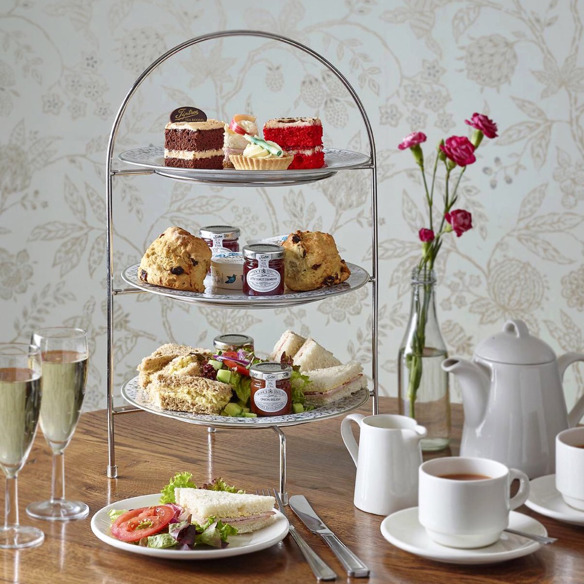 It’s both #AfternoonTeaWeek and #NationalProseccoday What a great combination! 🍰 ☕️ 🥂