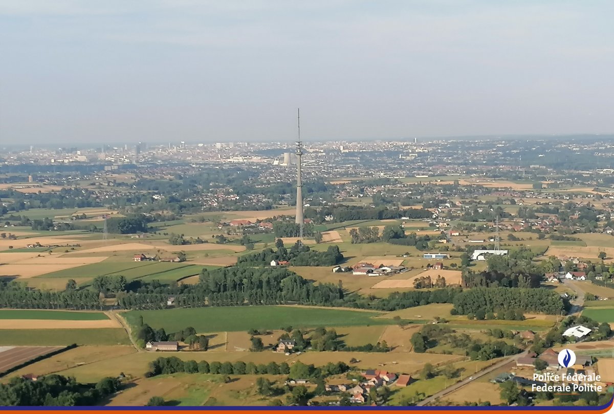 Quelle pointe apparaît au loin ?