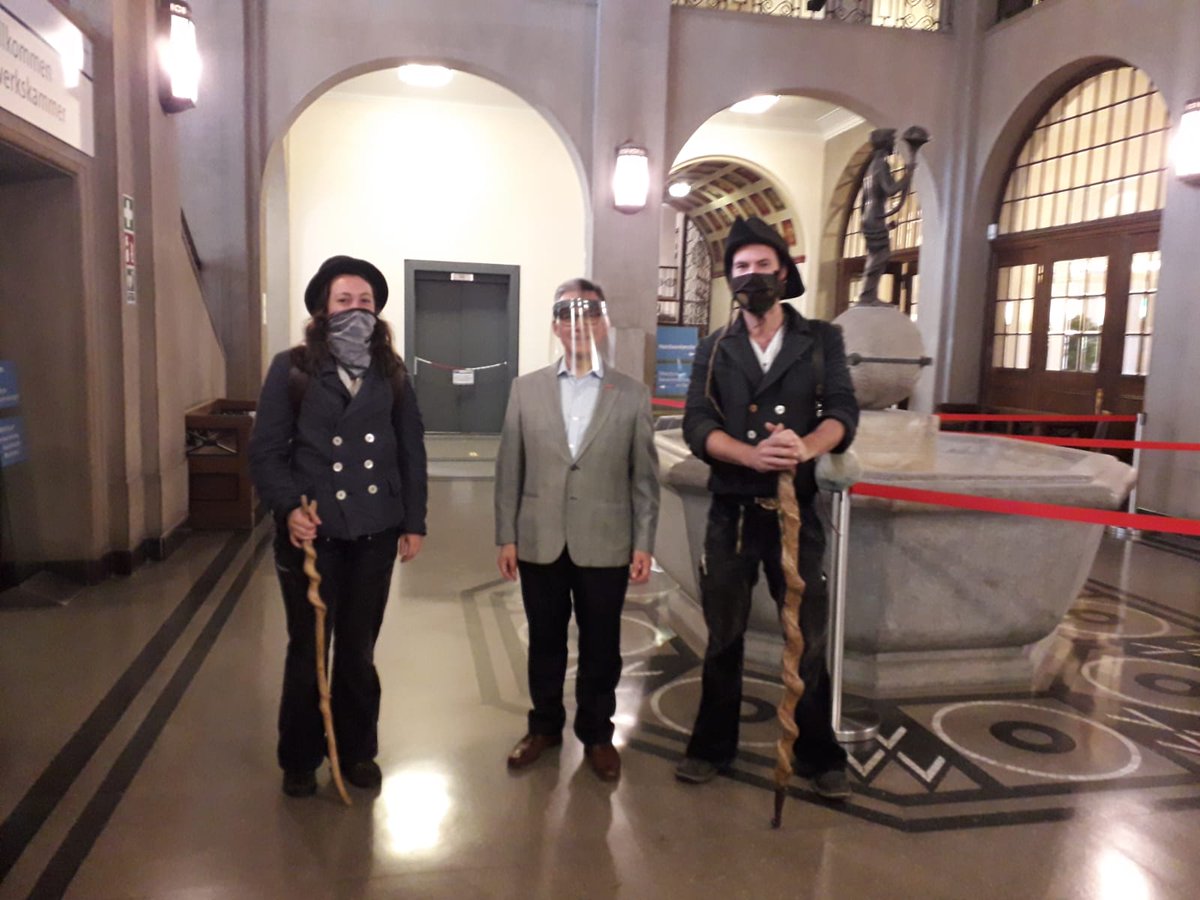 HWK_Hamburg's tweet photo. Die Handwerkskammer unterstützt ihre #Wandergesellen👍. Heute kamen ein Goldschmied und eine Kunstschmiedin auf ihrem Weg von Oberbayern auf einen Besuch vorbei und wurden von Präsident @HjalmarStemmann begrüßt. Wir wünschen fixe Tippelei! #Holstenwall #handwerk #Hamburg https://t.co/vXZkrZm3bu