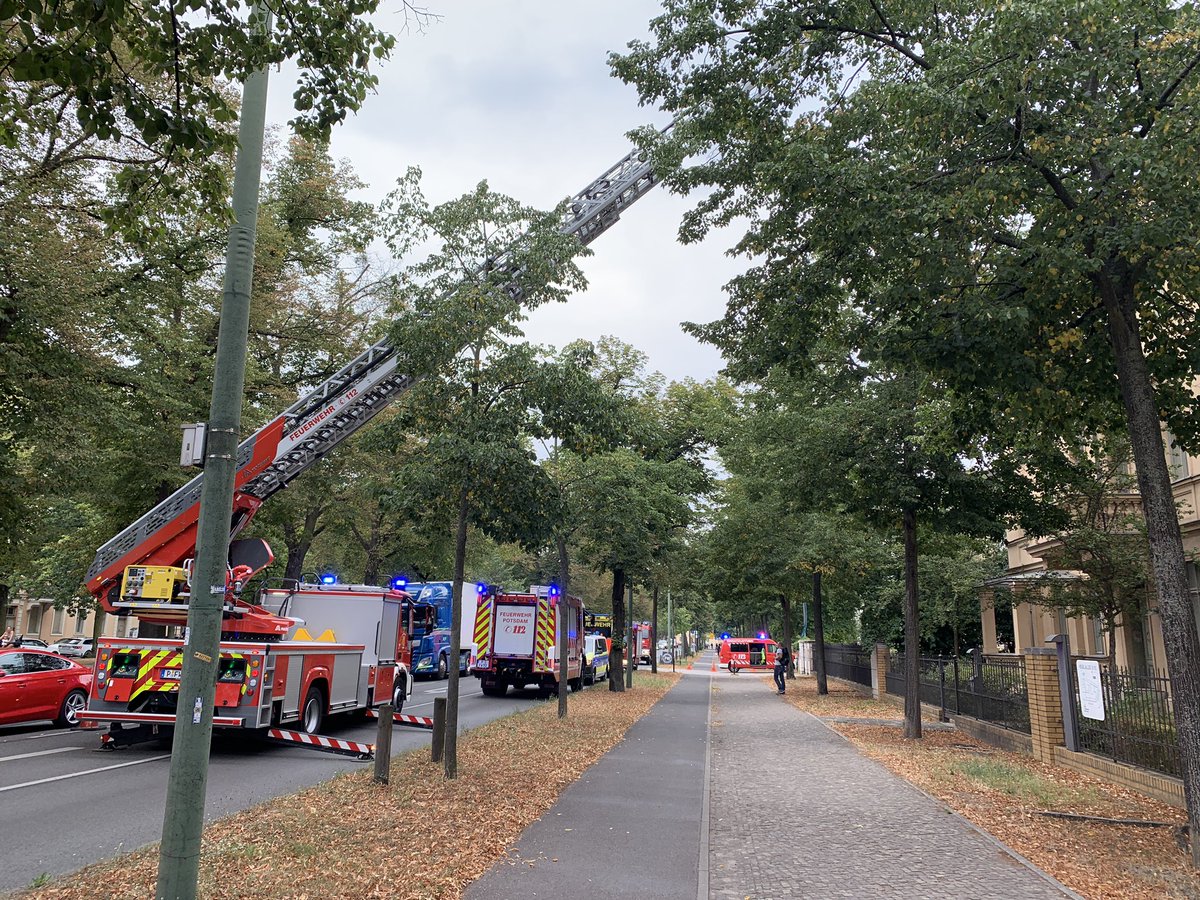 FwPotsdam's tweet photo. Aktuell prüfen wir in #Potsdam in der #Hegelallee eine #Rauchentwicklung in einem Geschäftsgebäude.
#FürPotsdamImEinsatz sind die #BFPotsdam, #BFBabelsberg, #FFBornim und @FFBornstedt.
Es kommt zu #Verkehrsbeeinträchtigungen in diesem Bereich. https://t.co/e8fQXBmEwd