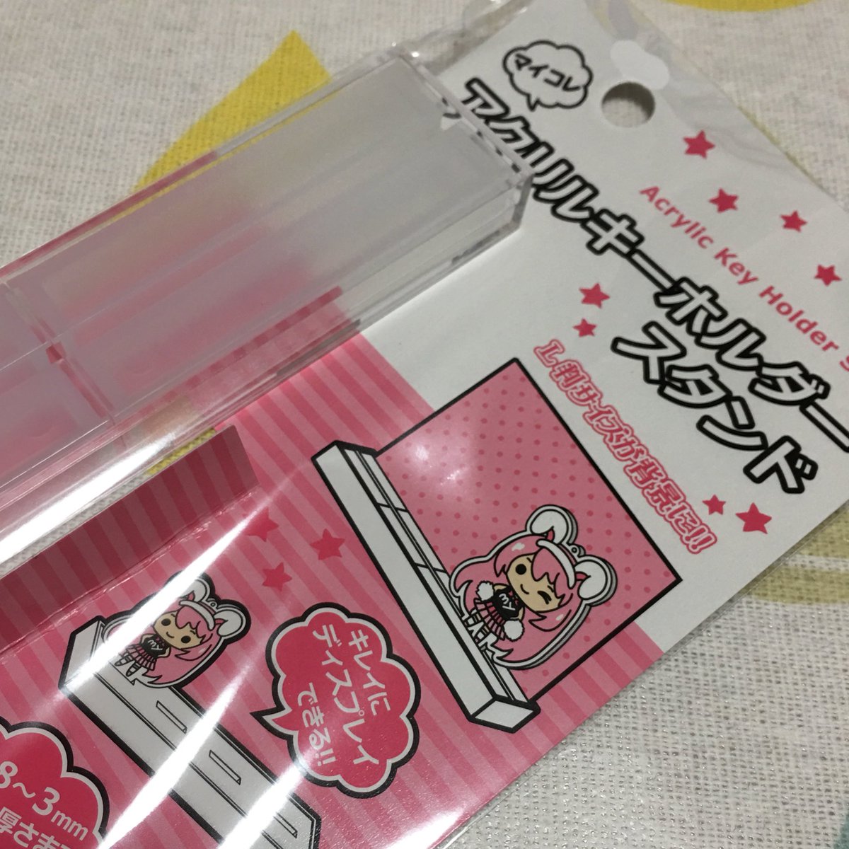 百円のうま セリアで買ったアクリルキーホルダースタンドさえあれば なんということでしょう １番くじのアクリルキーホルダーが立派なオブジェに